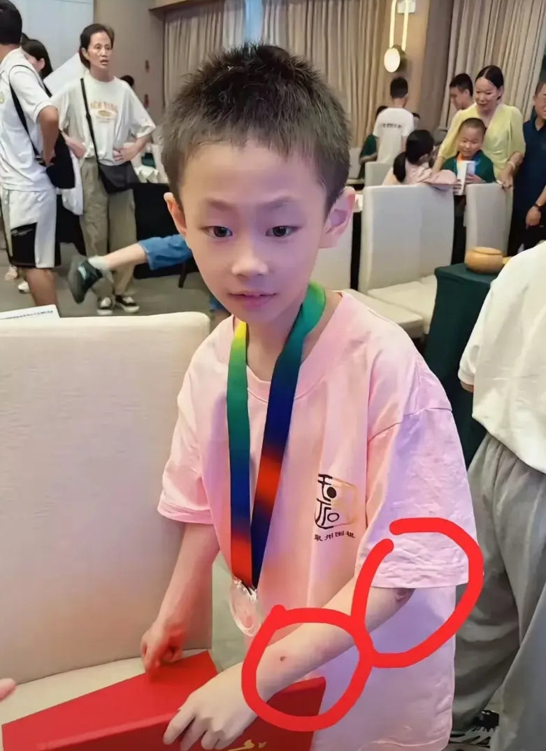 9岁天才少年朱宏鑫，不堪父亲的家暴，晚上九点从高楼一跃而下，结束了自己本该璀璨的