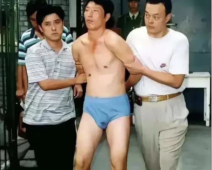 第一次见到演员于震就觉得很是眼熟。
这张大长脸和高大结实的身材太像印象中的一个