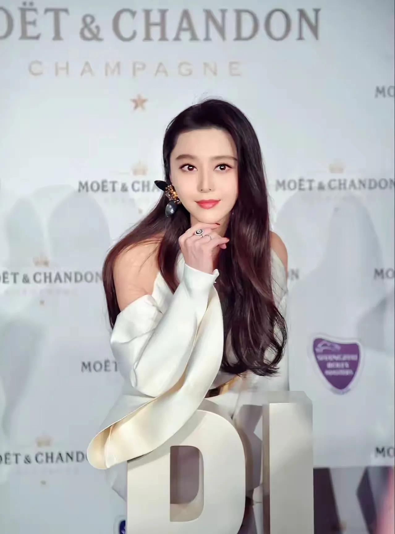 一个字美，两个字绝美，三个字 极品美，四个字，应该说什么呢？