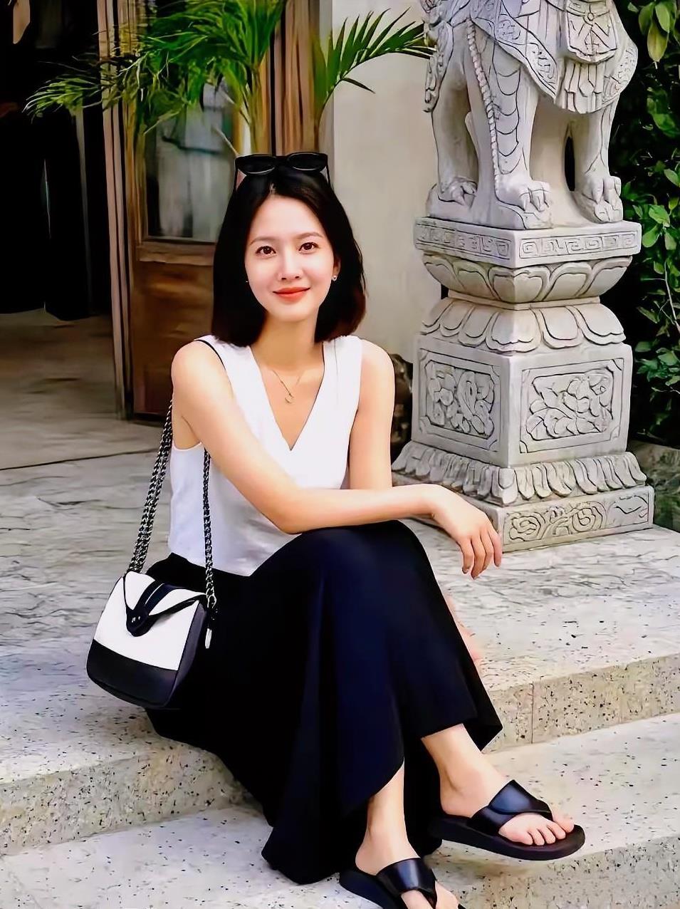 绿树阴中倚石坐，
清风徐来满面生。