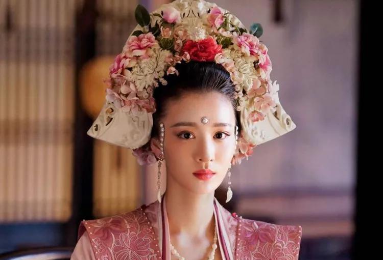 1049年的一天，宋仁宗正要去上朝，却被张贵妃一把拉住娇滴滴的说：“官家，可莫要