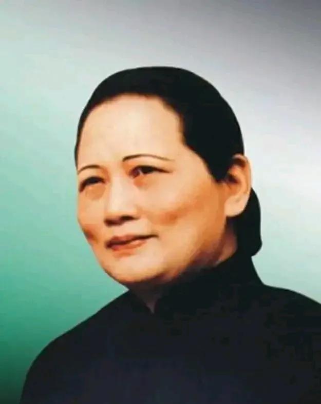 宋美龄活了106岁的原因是她爱钱，自私自利。根本不爱中国。还想做武则天。每天就知