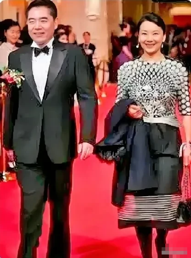 天呐，他俩是夫妻啊！照片左边这个，英俊潇洒，玉树临风，红光满面的不就是一级演员的