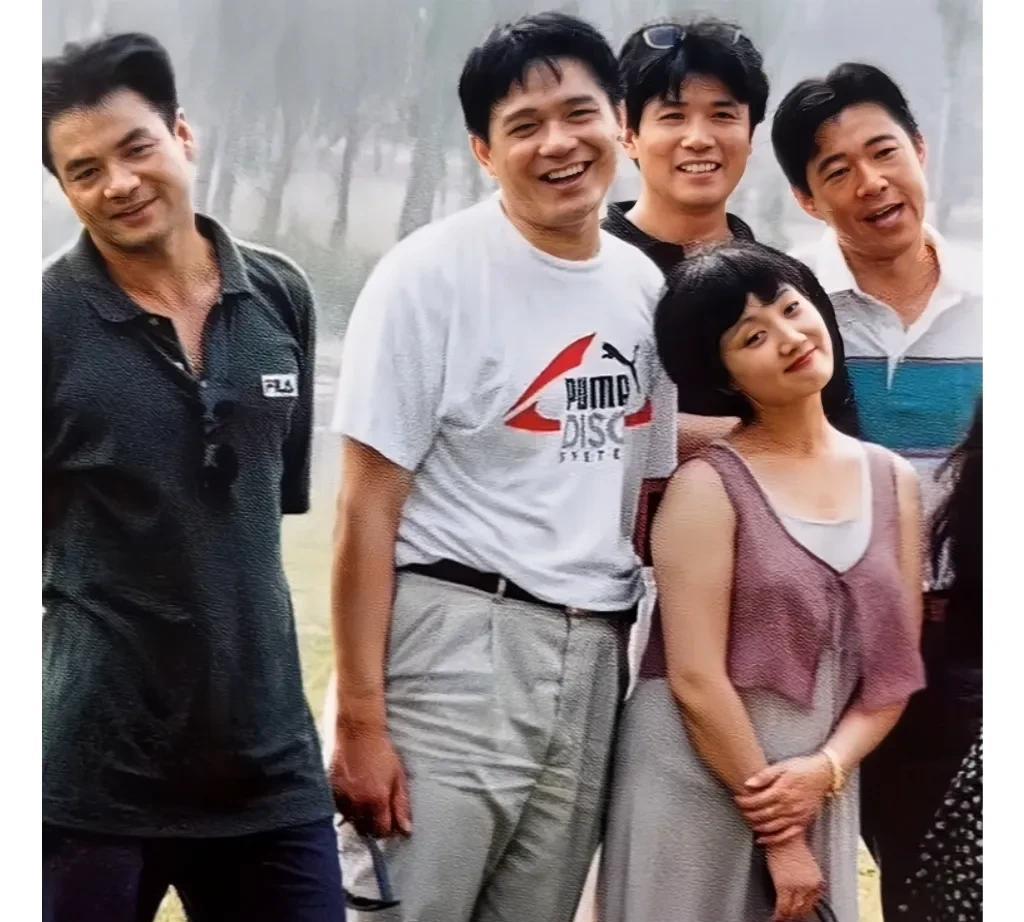 上世纪90年代，邓捷、尤勇智、申军谊、孙淳、张丰毅 同框的合照，真是惊艳了时光。