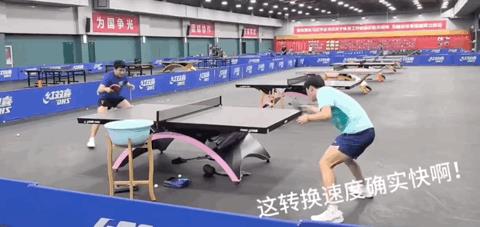 梁靖崑已经开始为乒超训练了。对面果不其然，是他最忠实的小粉丝温瑞博。
温瑞博对梁