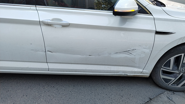 钣金喷漆结束对比一下
上个月我的速腾被电瓶车蹭了，两个门都有一定程度凹进去，而且