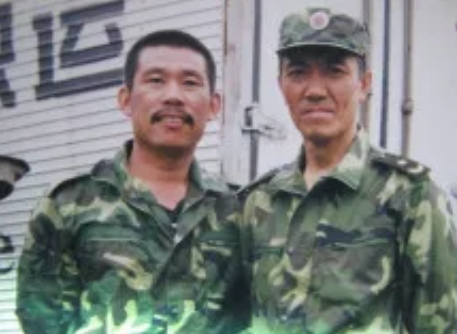 2004年，拍摄《亮剑》时，剧组经费紧张，甚至连演员都凑不齐。一天导演陈健在拍摄