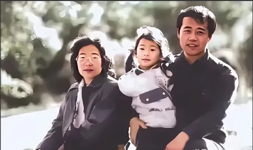 这是王石与前妻和现在妻子一家三口的照片，发现王石越来越时尚了，而且人也精神了很多
