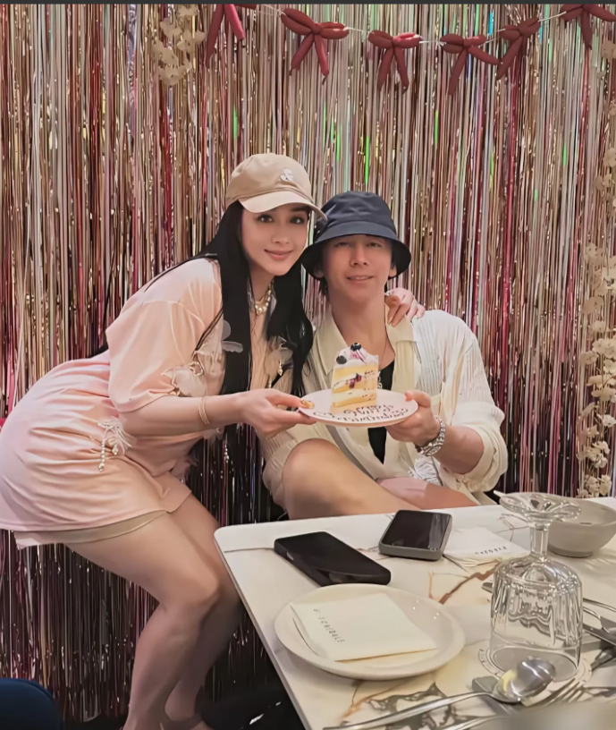 54岁的钟丽缇看上去真的好显年轻！
 
最近她晒出跟张伦硕的合照，原来是提前给老