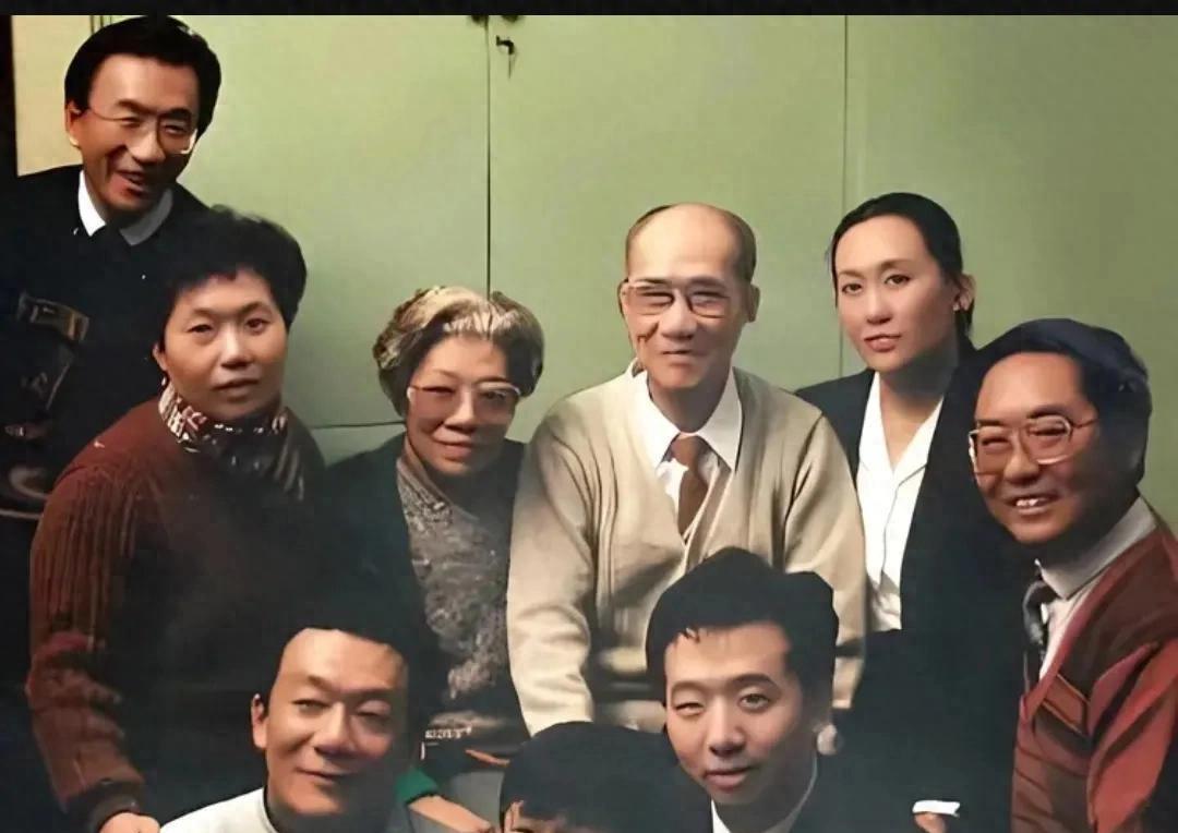 1992年，侯宝林最后一张全家福，难得相聚，三段婚姻留下七个子女
“爷爷，您说咱