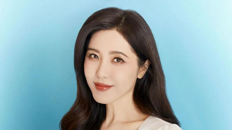 曾黎工作室回应风波：姐姐不知礼物倒卖，被内鬼打工人坑了