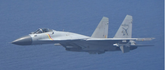 歼-15近距离驱逐日本P-3C，狗斗算是客气了，没请你吃箔条就已经很不错了

当