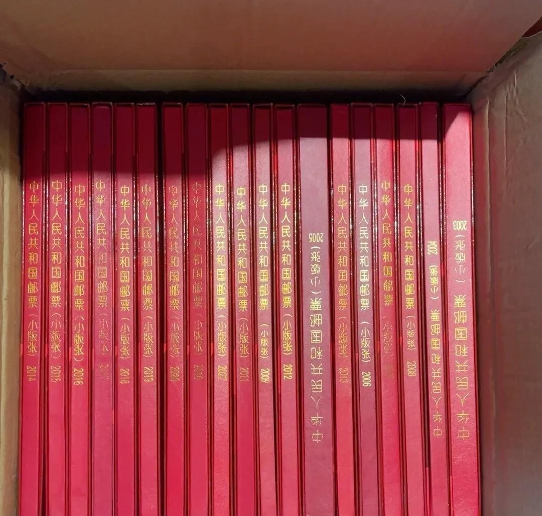 把一些邮票年册装在纸箱里，打包放到储藏室吧，书房里的橱子都让这些东西占满了。
曾