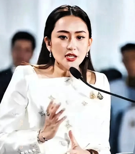 重大消息
 泰国总理佩通坦宣布了
 7月16日凌晨佩通坦总理向宪
 法申请延期1