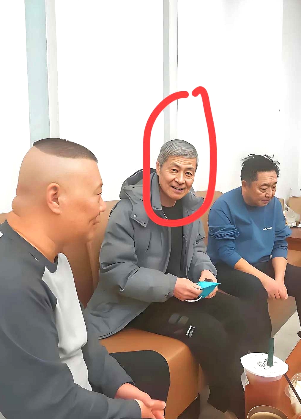 郭德纲和于谦我认识，中间这位是谁？