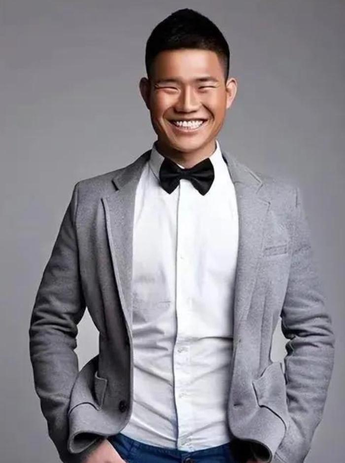 嘎子哥谢梦伟千万粉丝账号被封。近日，嘎子哥谢梦伟因身着警服直播带货被警方行政拘留
