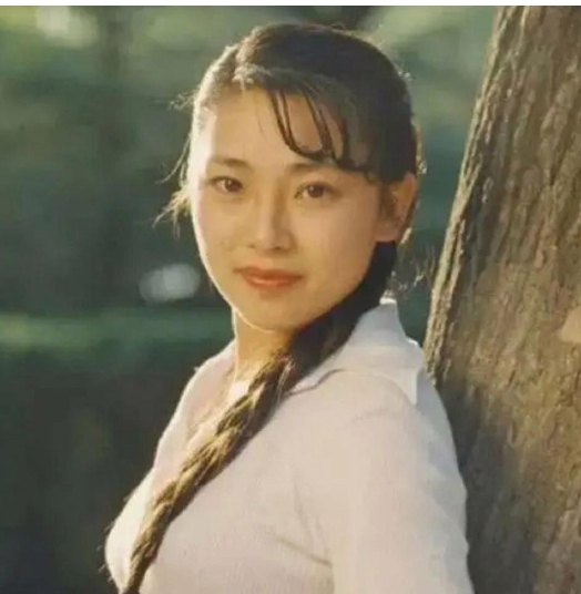 看到李连杰前妻黄秋燕如今65岁的模样，着实令人眼前一亮。岁月似乎格外优待她，风采