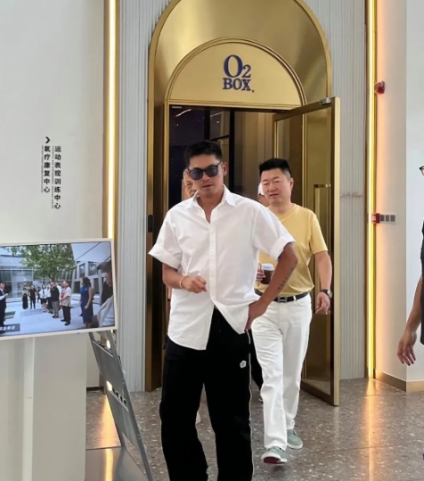 哇塞，真人长得也太帅气了吧，好有男人味。[玫瑰][玫瑰][玫瑰][玫瑰]