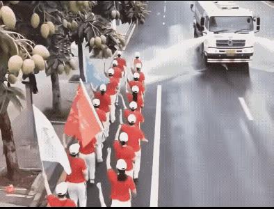 这些列队在马路一边、正准备开始活动的人，怎么也不会想到，在这个晴空万里的炎热夏天