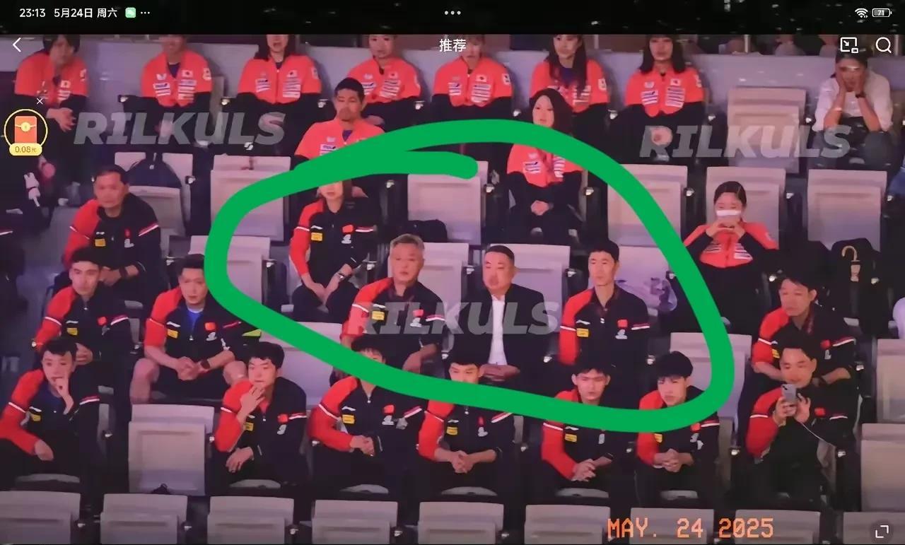 为什么卸了任的刘国梁还坐中间？
多哈世乒赛，刘国梁现身观赛，他坐在王励勤和秦志戬
