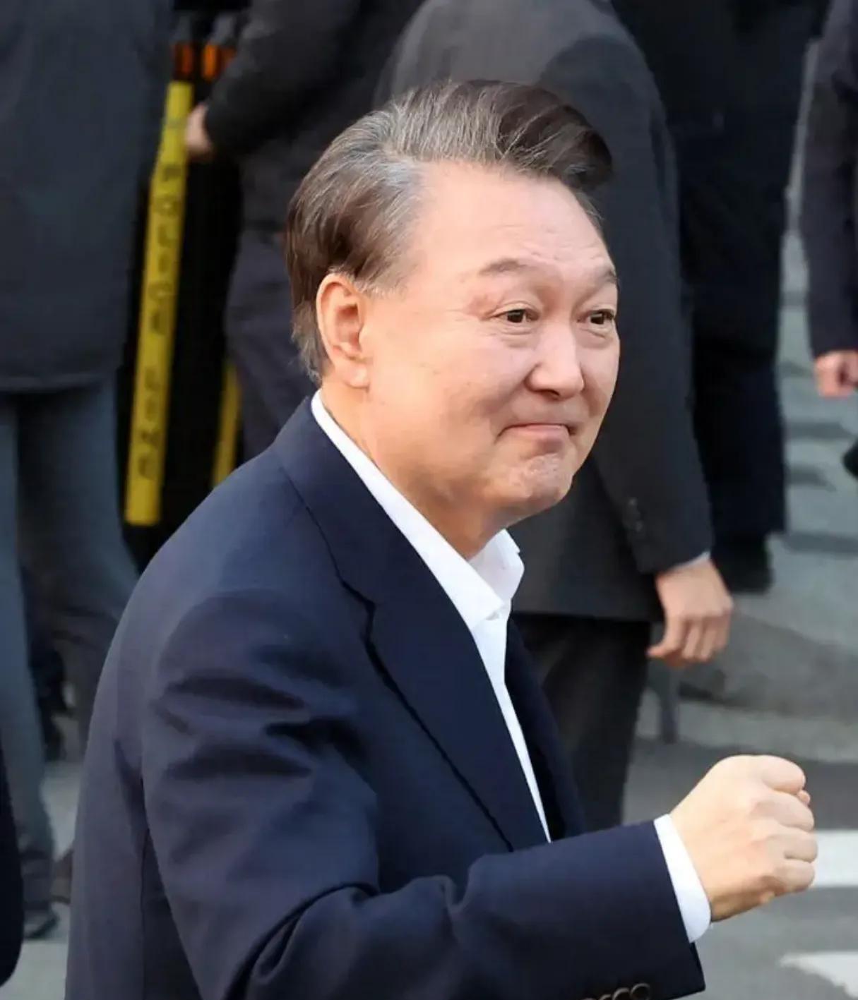 尹锡悦为了吹空调，频繁要见律师
处于在押状态的韩国前总统尹锡悦近期被曝出频繁的要