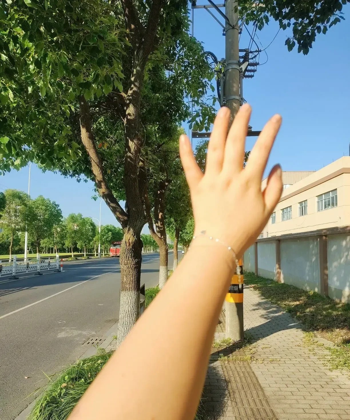 聊了好久好久，约了见面看电影。他开了房，说去房间放个东西。我跟他说我没吃东西，刚