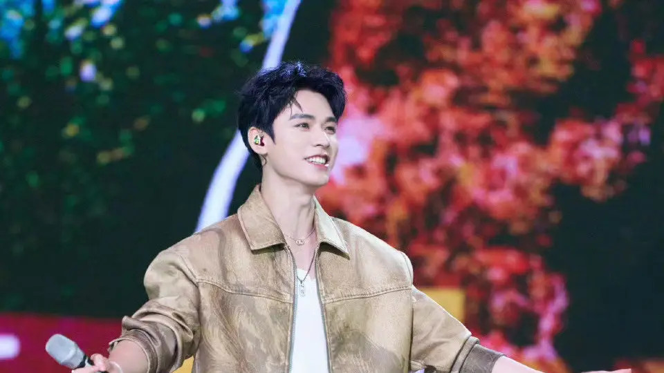 龚俊闪耀2025腾讯星光大赏，四奖加冕见证全能蜕变