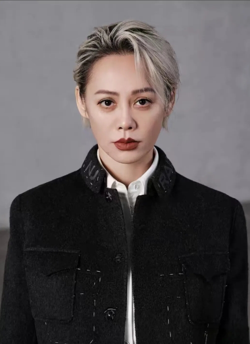 宁静如今的处境，
给所有人都提了个醒，
无论你多优秀，多有钱，做人都不能太直率！