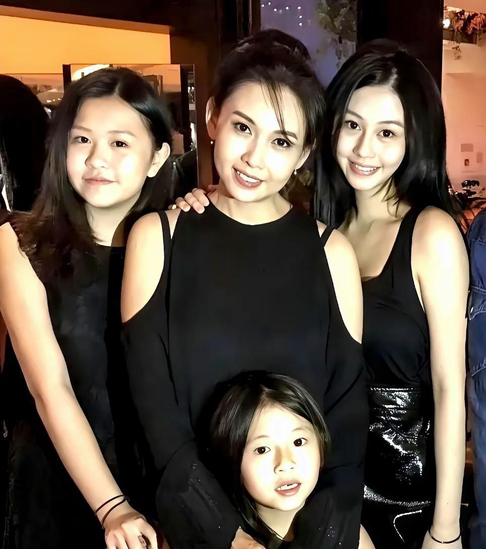 “性感女神”邱淑贞生了三个漂亮的女儿，都遗传了妈妈的高颜值。
大女儿沈月今年已经
