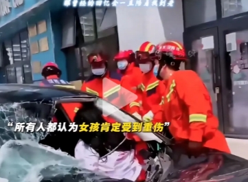 300斤小仙女和家人发生争执后，一气之下从12楼跳下，坠落时先是砸碎了一台空调外