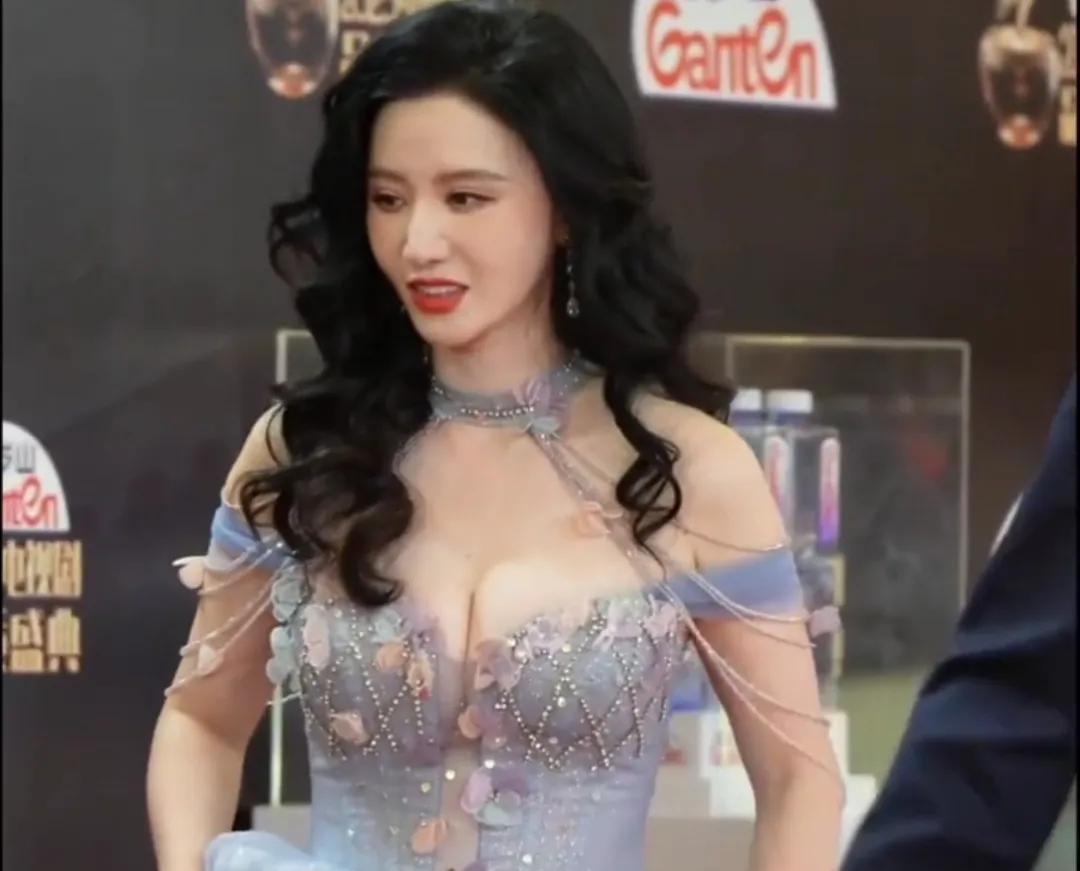 张萌这人特别实在，黑衣服效果不好啊，演出轨特别专业。#娱乐# #明星#