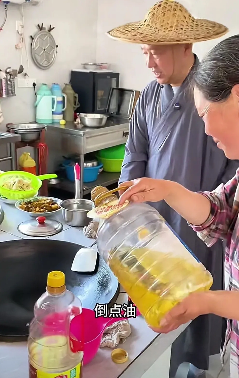 一个做自媒体的真“和尚”，为了打消人们的质疑，他拿出了从事互联网的许可证。

他