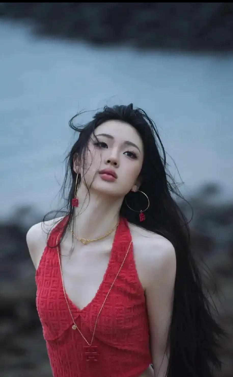 单依纯再夺魁，实力与努力的见证
在最近的比赛中，单依纯再次以优异的成绩夺得第一，