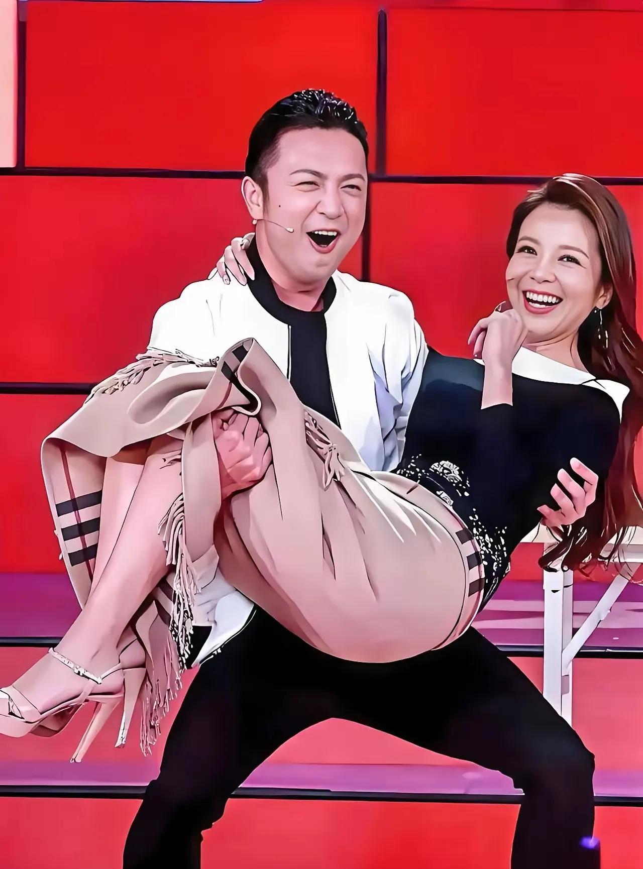 在表演节目时，尼格买提给朱迅一个公主抱并转圈，这彼此之间长期合作默契十足，让人感