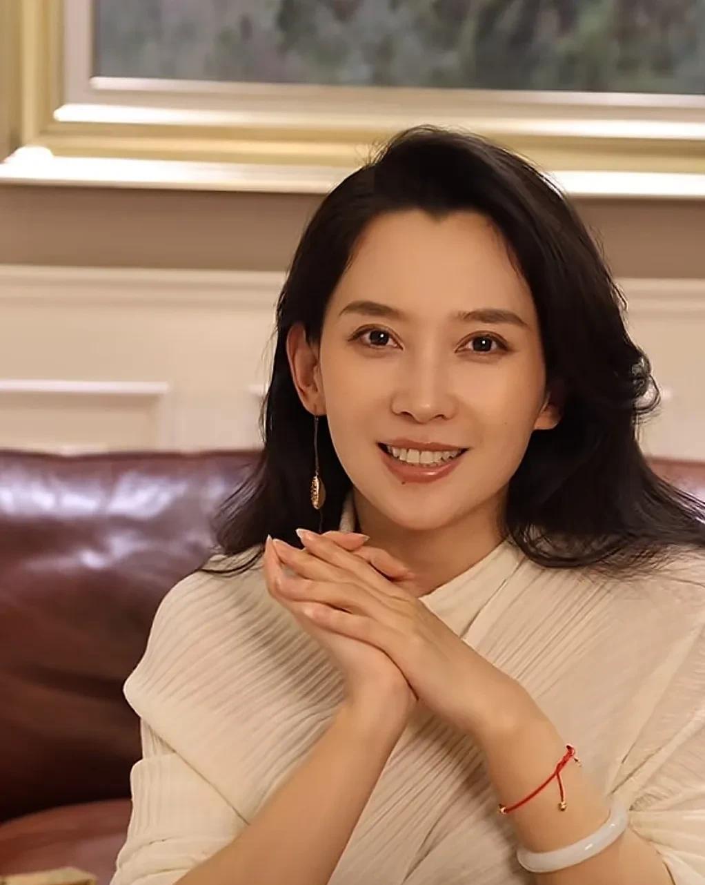 森林北真的长得太像李冰冰了，而且对比李冰冰她的头上还多了一个美人尖，这个颜值，不
