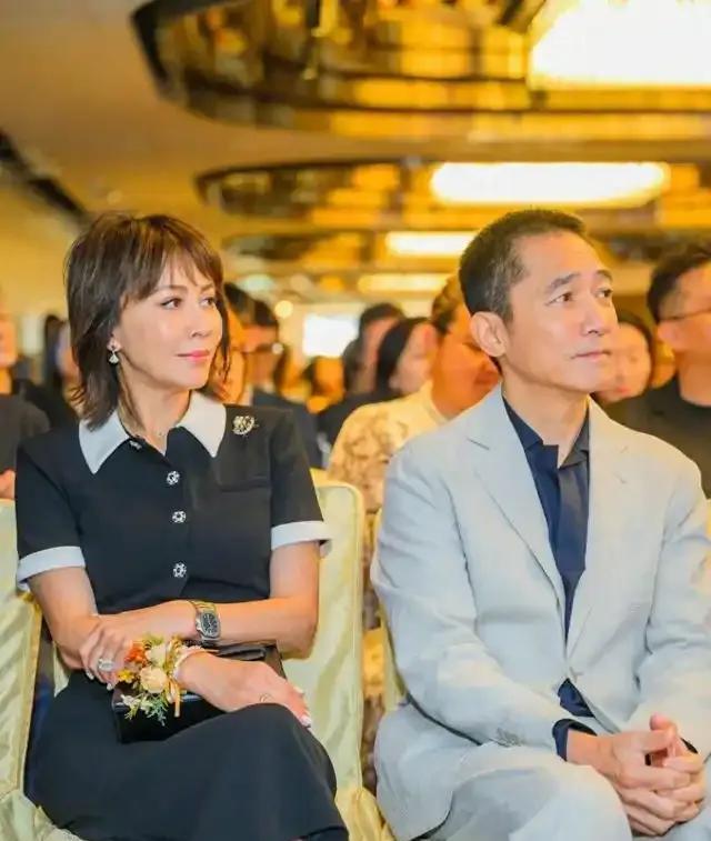 在上海街头撞见梁朝伟刘嘉玲！没保镖没豪车，就像隔壁老两口逛街！
两人手牵手逛小店
