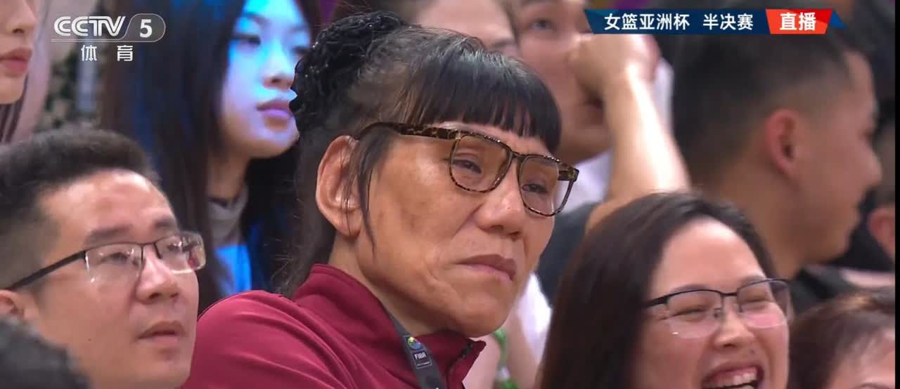 郑海霞现身中日大战，表情有点凝重……2025女篮亚洲杯的半决赛，中国vs日本，在