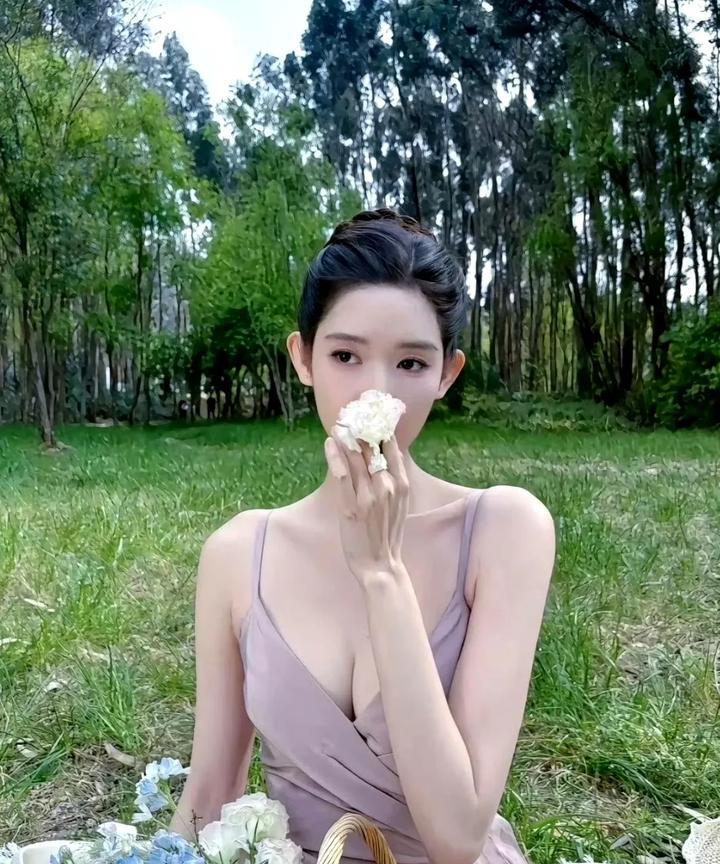 虞书欣穿吊带裙杀疯啦！傲人身材配绝美锁骨，皮肤嫩到能掐出水，一颦一笑女人味爆棚，