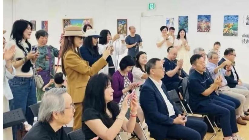 黄圣依陪儿子日本参加画展，安麟很像男版黄圣依，颜值碾压哥哥