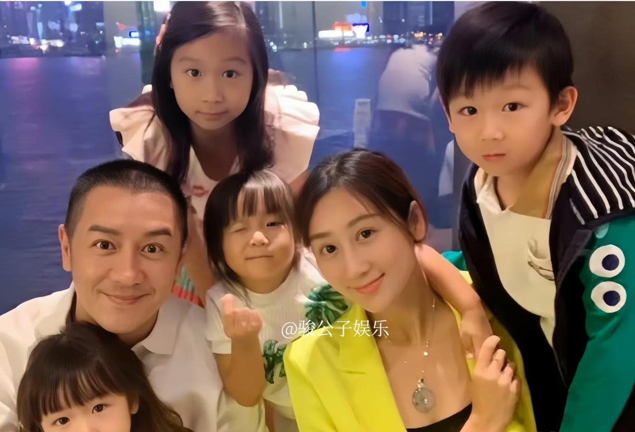蒋丽莎在嫁给比自己大16岁的陈浩民后，五年内就生下了四个孩子，而且每次都是剖腹产