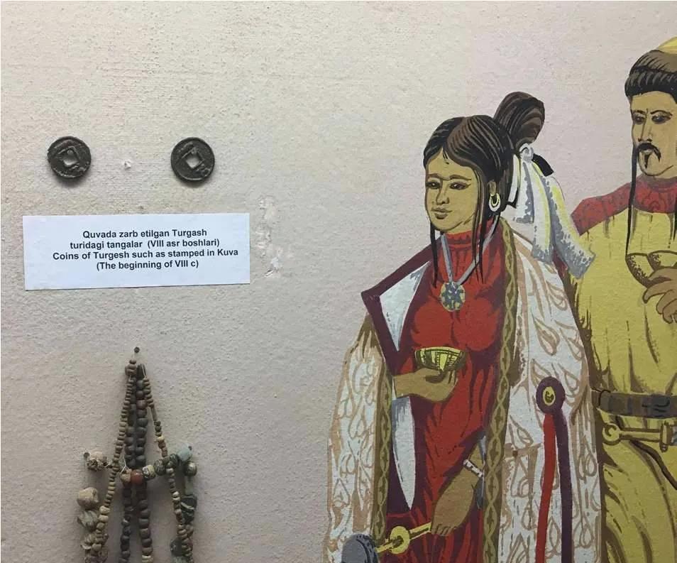 费尔干纳博物馆的突骑施汗国所铸钱币，是我们非常熟悉的方孔圆廓的中国式钱币，钱面一