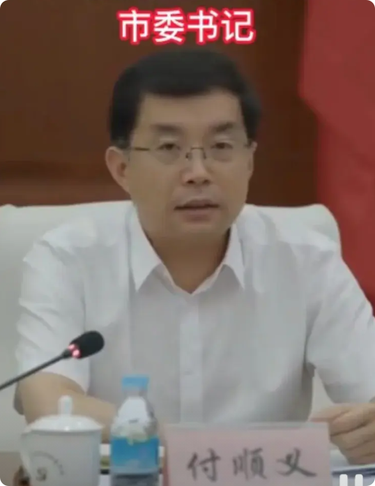 看到现在三河市的信息

三河这1820块招牌整改，算下来几百万打水漂！钱谁出都肉