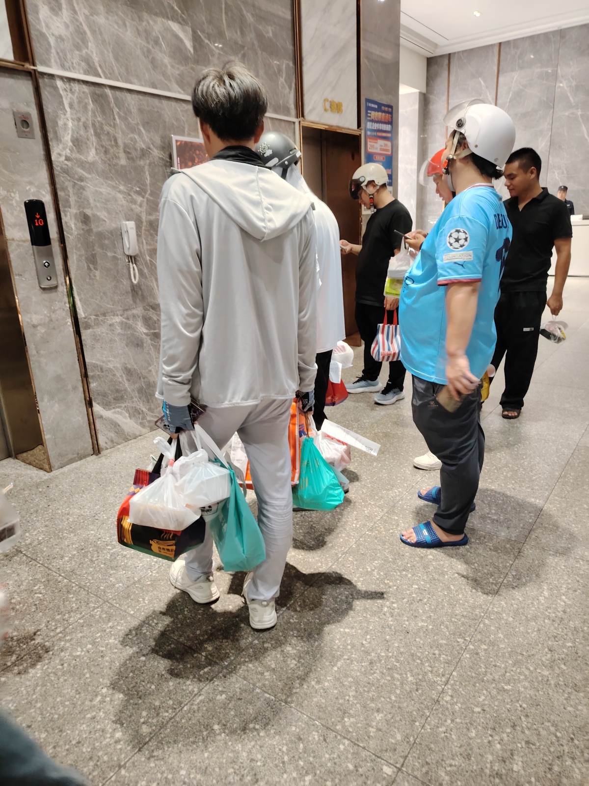 这个外卖小哥的经验告诉你：午高峰时尽量接写字楼的订单，别接小区的，小区的一般是单