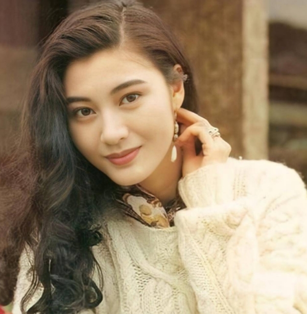 当年，李嘉欣38岁嫁给许晋亨，但她不想生孩子。婆婆霸气地说：“不想生孩子就滚蛋，