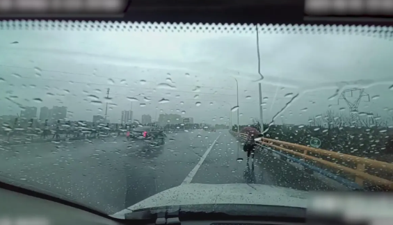 暴雨中女子被困在高速公路上，手机也没电了！民警紧急赶来
极目新闻通讯员 刘磊
6