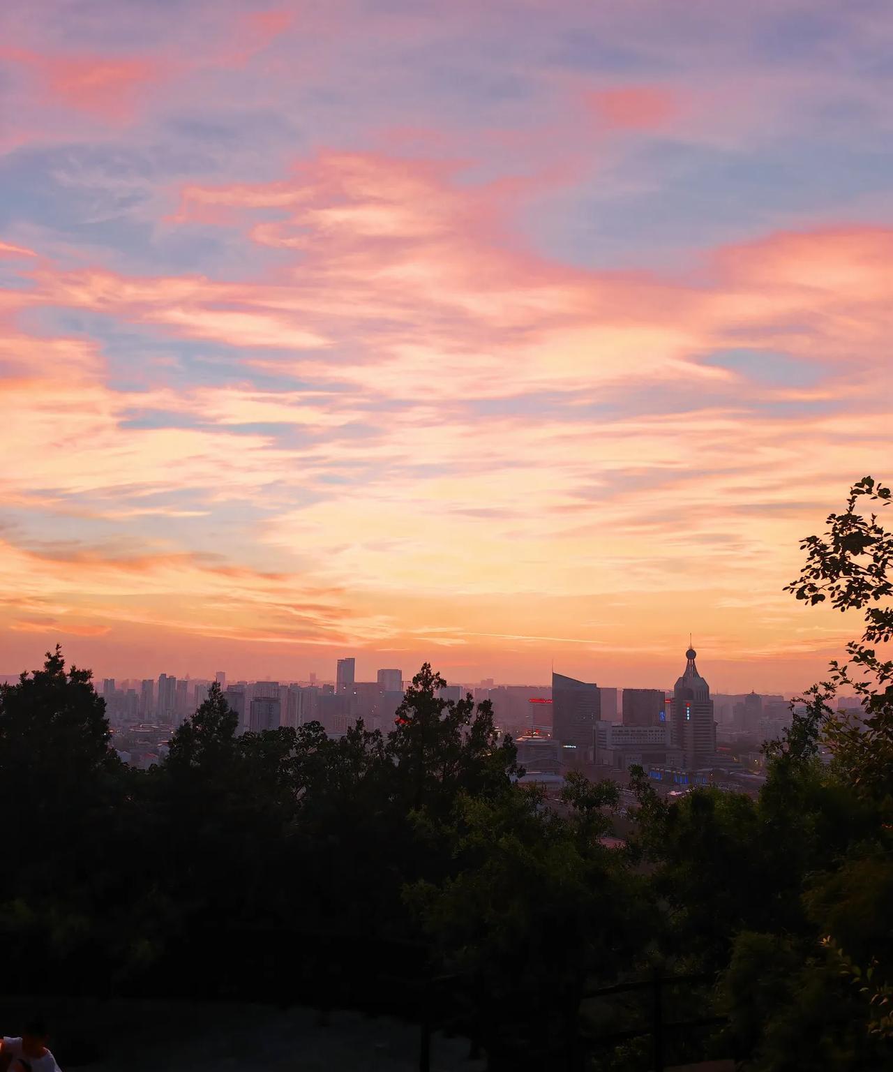 最后的晚霞和夜景
        今天是这个夏天最后一天了。白天太热，不想出门。