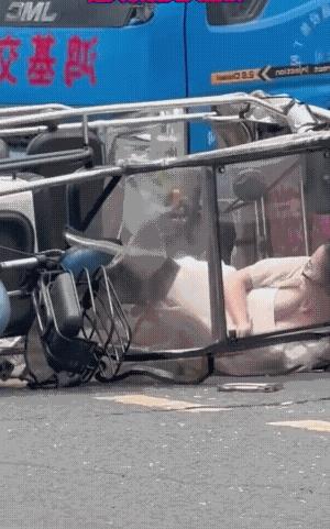 冷漠的让人无语。
实话实说，你此刻若在现场，你能不能站出来，走过去，帮助她解困！