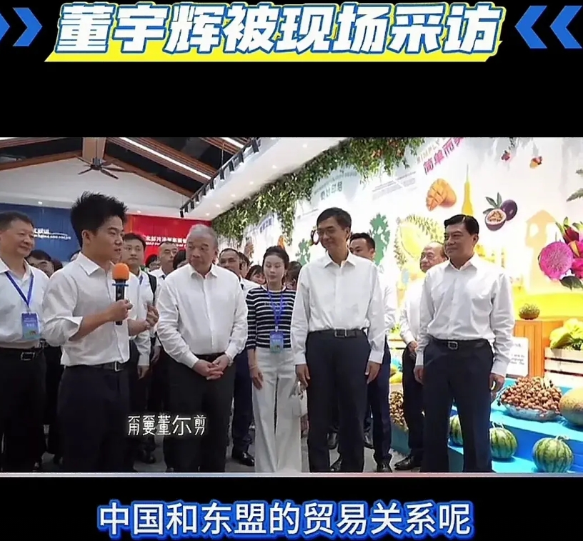 太出息了！
才30岁出头的年纪，站在人群中！
侃侃而谈，举止得体！
他不教书了，