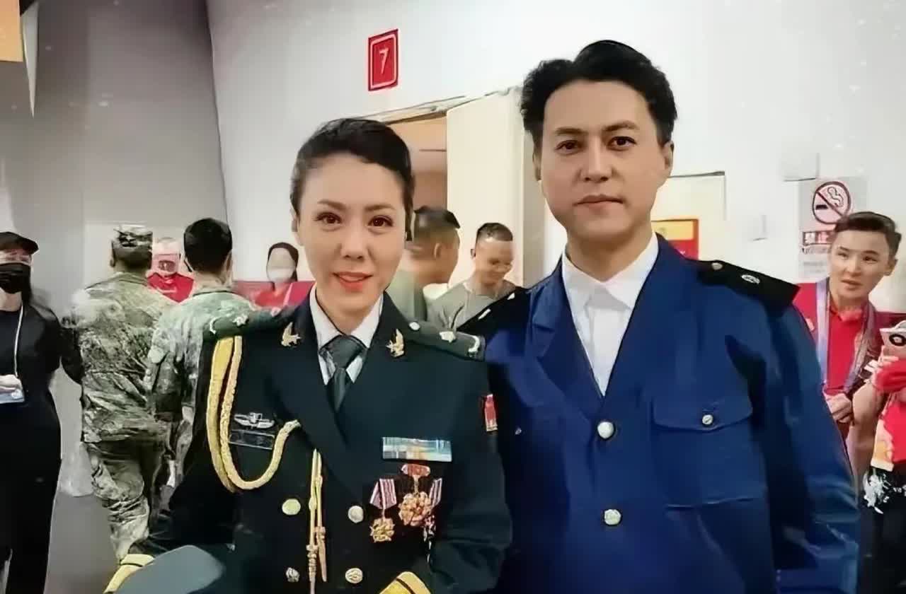 原来她才是靳东心中的白月光呀！

看到靳东在节目中提到那位身着橄榄绿军装、佩