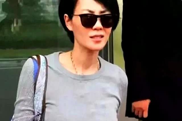 窦靖童西班牙街头偶遇，打扮像大妈，在人群里就像普通老百姓一样